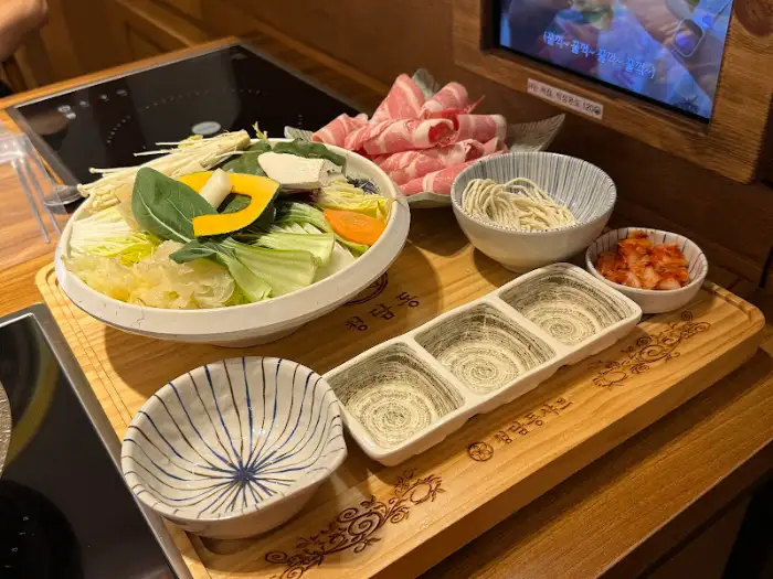 흰 쌀밥 위에 김가루와 채소 토핑이 올라간 모습