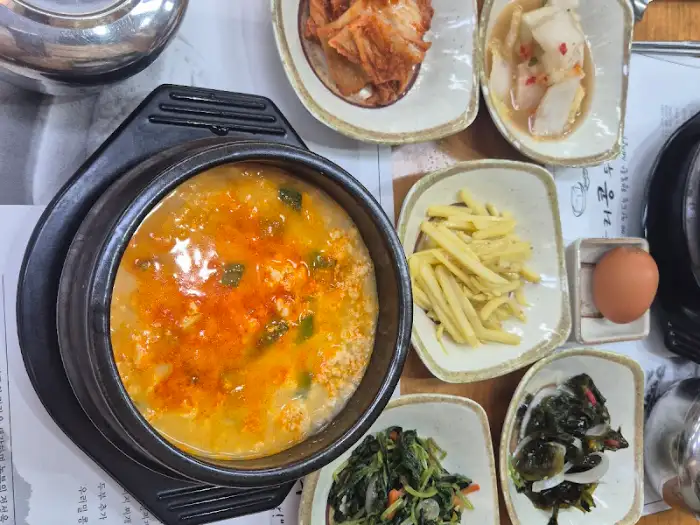 우리콩두부사랑 뚝배기 요리와 반찬들