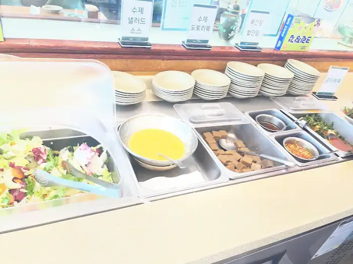 샐러드바 음식들