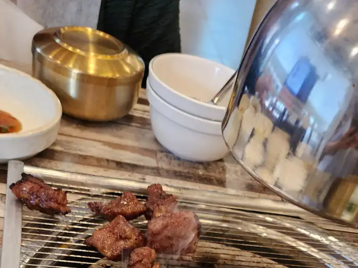 숯불 위에서 익어가는 이동갈비