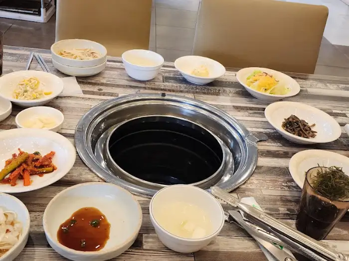 푸짐하게 차려진 기본 찬