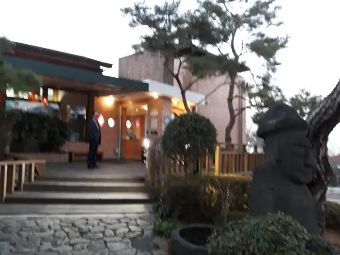 식당 외부에 놓인 석상