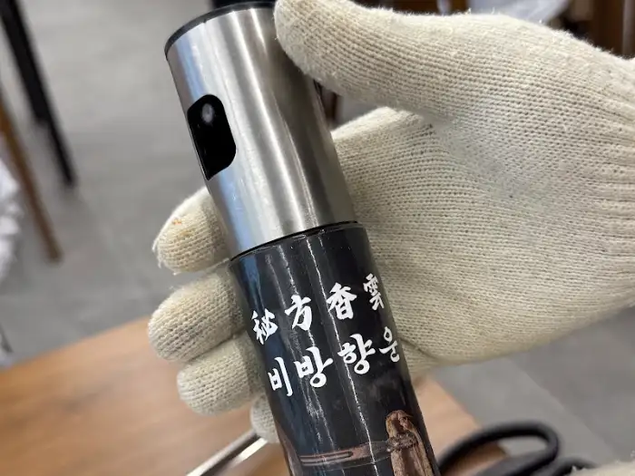 특제 소스가 담긴 스프레이 병