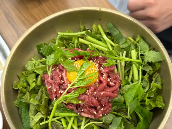 신선한 육회비빔밥