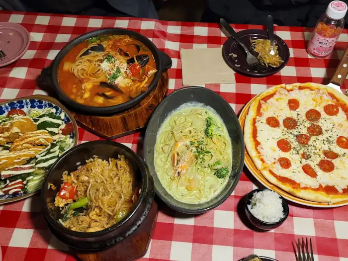다양한 메뉴가 차려진 테이블