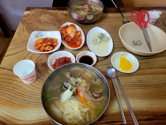 칼국수와 다양한 반찬