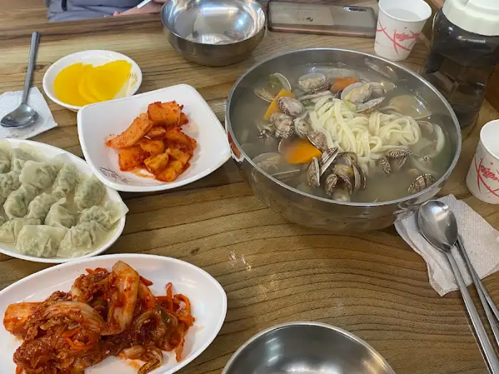 테이블 위 음식 세팅