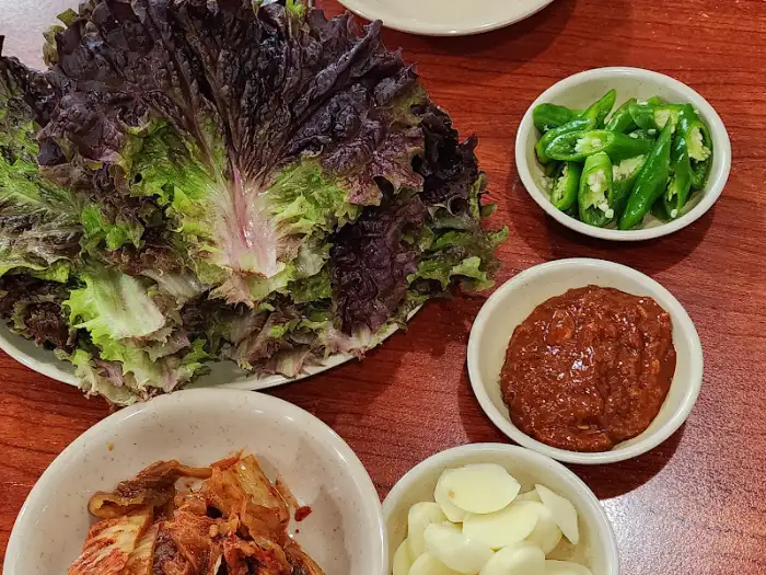 신선한 쌈 채소와 곁들임 찬
