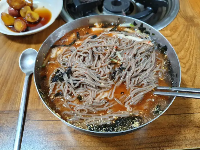 다양한 면발이 들어있는 메밀국수