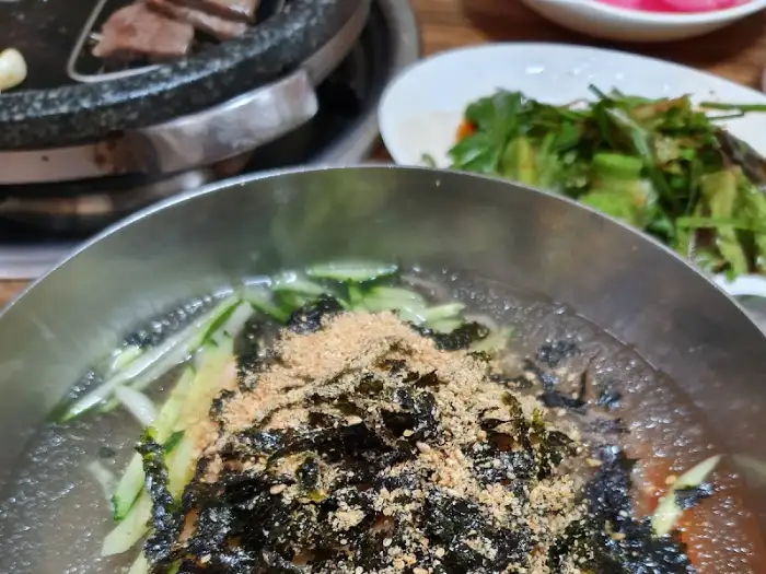 해초와 채소, 깨가 듬뿍 올라간 차가운 면 요리