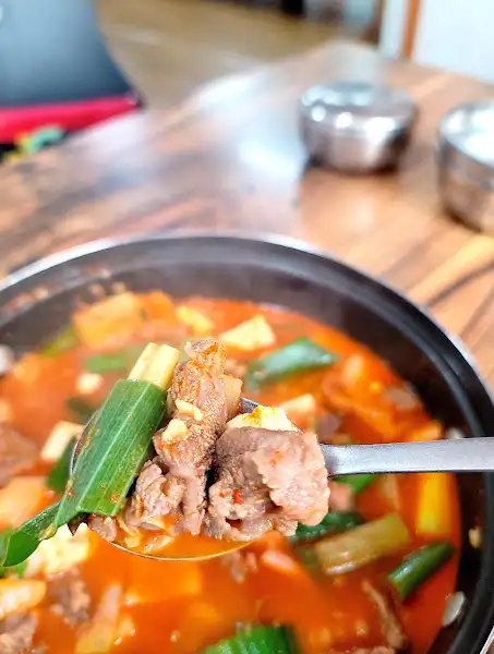 건더기가 풍성한 빨간 국물의 찌개