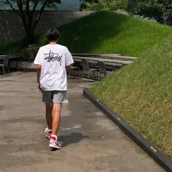 뒷모습을 보이며 걷는 젊은 남성