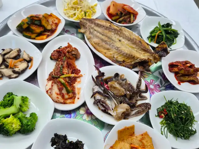정갈하게 차려진 한 상 차림, 다양한 밑반찬과 생선구이가 돋보인다.