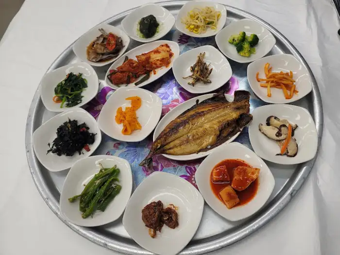 다양한 종류의 나물과 볶음, 젓갈 등이 담긴 작은 접시들