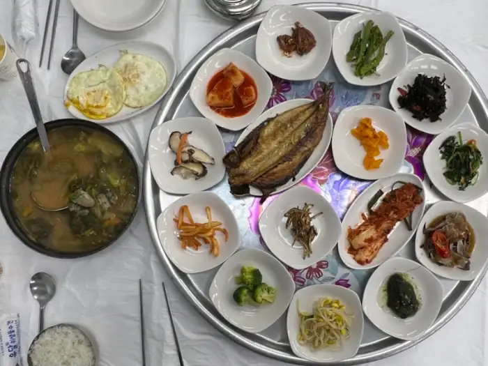 전체적으로 차려진 식사 모습, 밥과 국, 그리고 메인 반찬과 여러 밑반찬