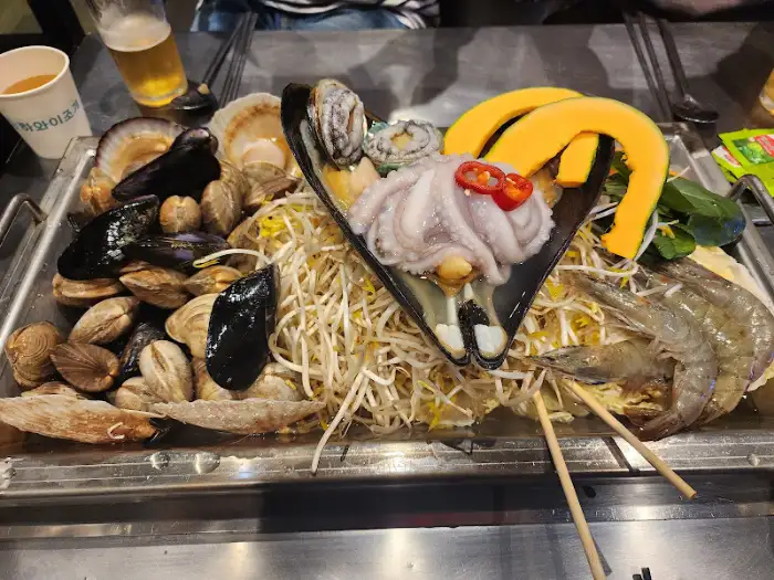 신선한 조개와 해산물 모둠