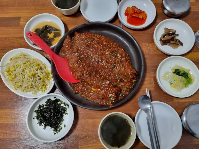 다양한 밑반찬과 함께 나온 양념꽃게찜
