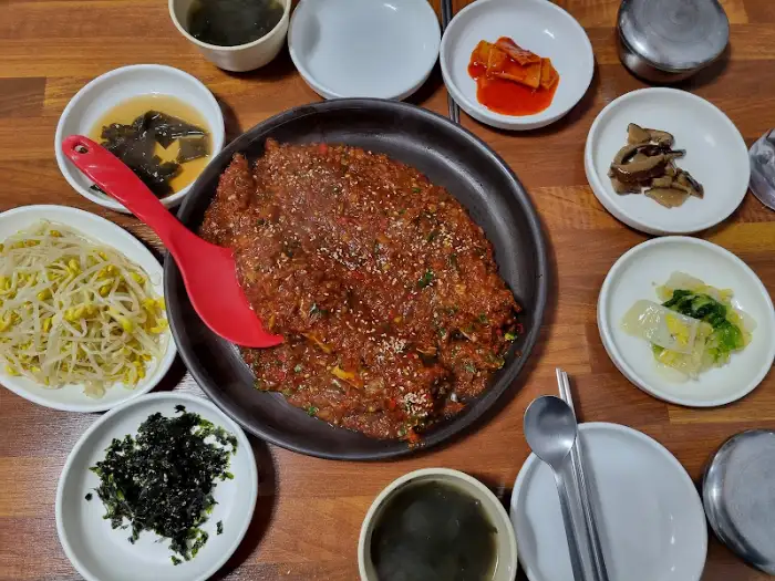 테이블에 차려진 음식 전체 모습