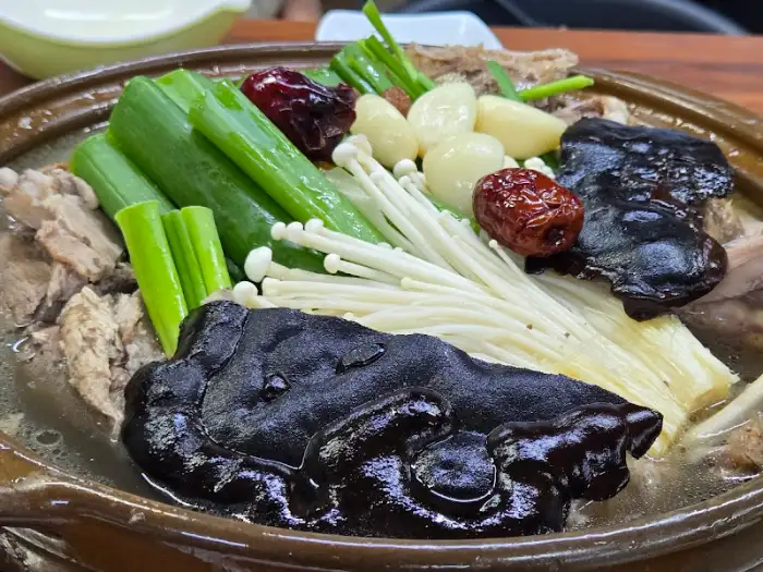 진한 국물과 부드러운 오리살이 가득한 상황한방백숙