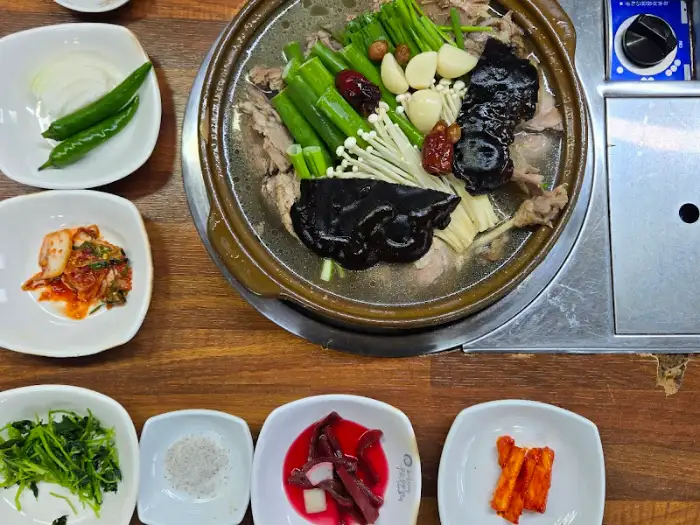 상황한방백숙을 중심으로 차려진 푸짐한 한상차림