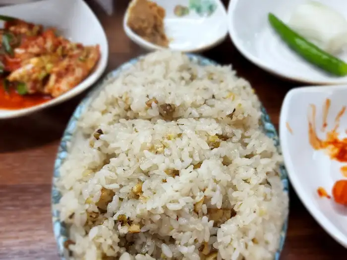 백숙 국물에 끓여낸 찹쌀밥으로 만든 구수한 녹두죽