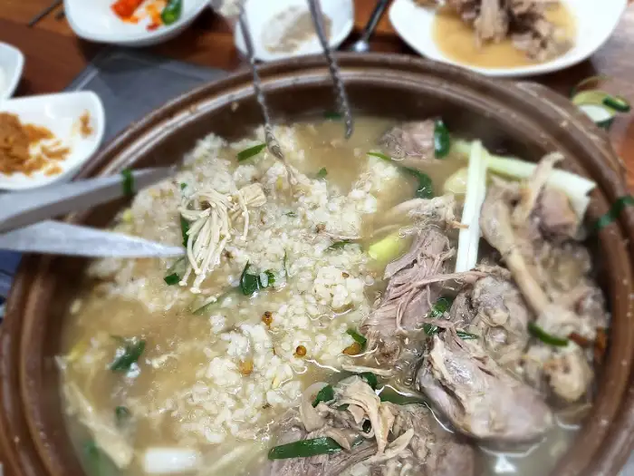 건더기와 밥알이 어우러진 넉넉한 양의 녹두죽