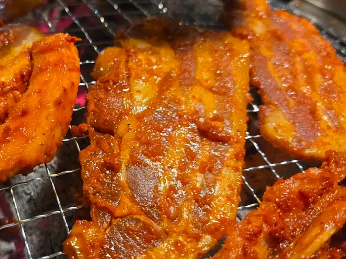 빨간 양념이 먹음직스러운 고기