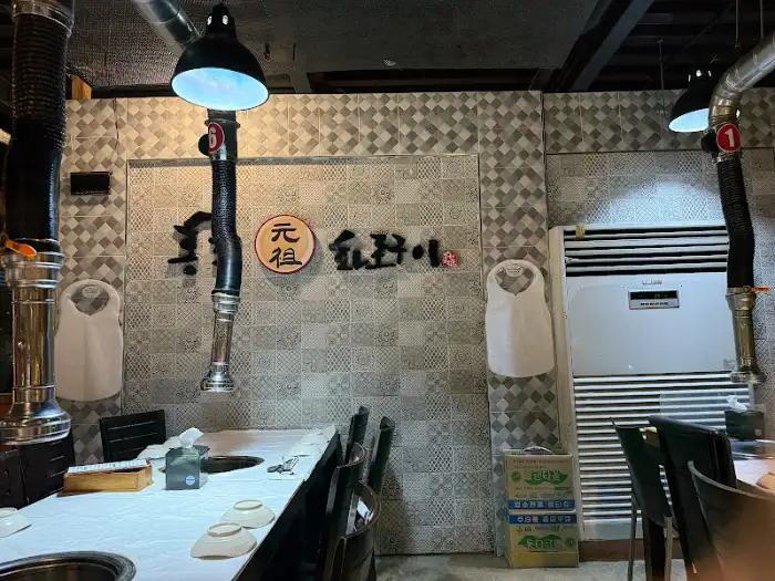 깔끔하게 정돈된 식당 내부