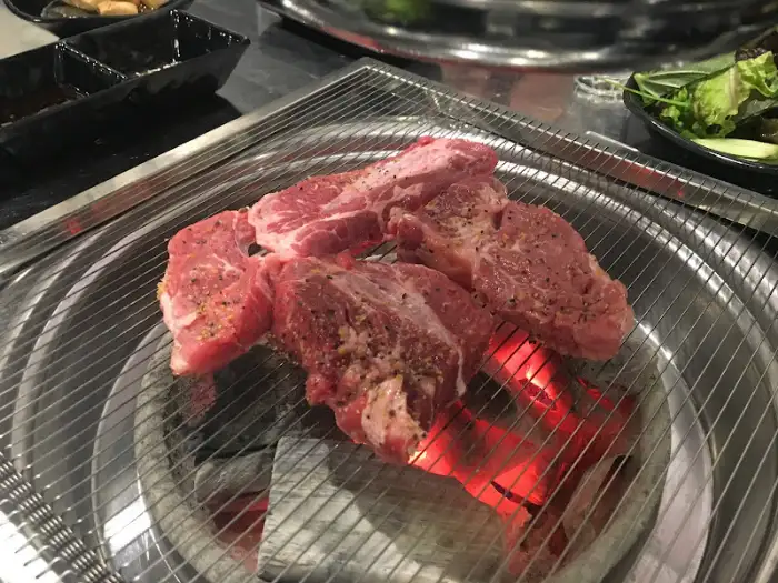 불판 위에 올라간 흑소고기