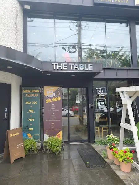 김치찌개로 보이는 얼큰한 국물 요리