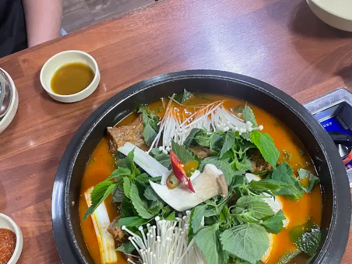 뼈해장국을 담은 뚝배기
