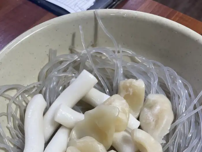 당면과 떡, 만두 등 추가 사리