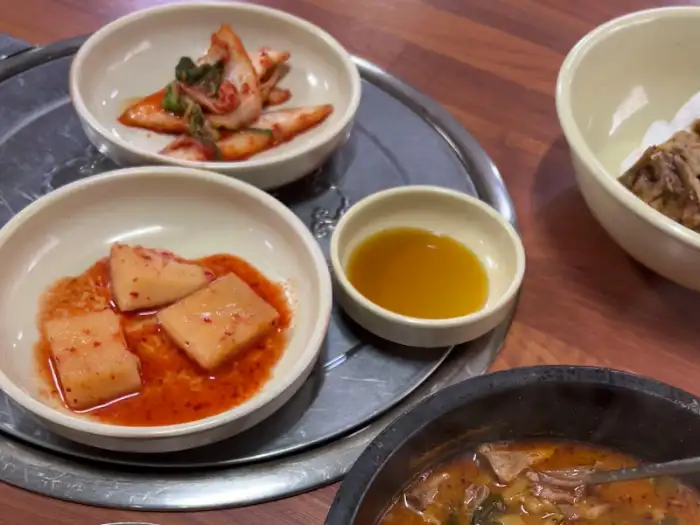 푸짐한 뼈해장국과 반찬