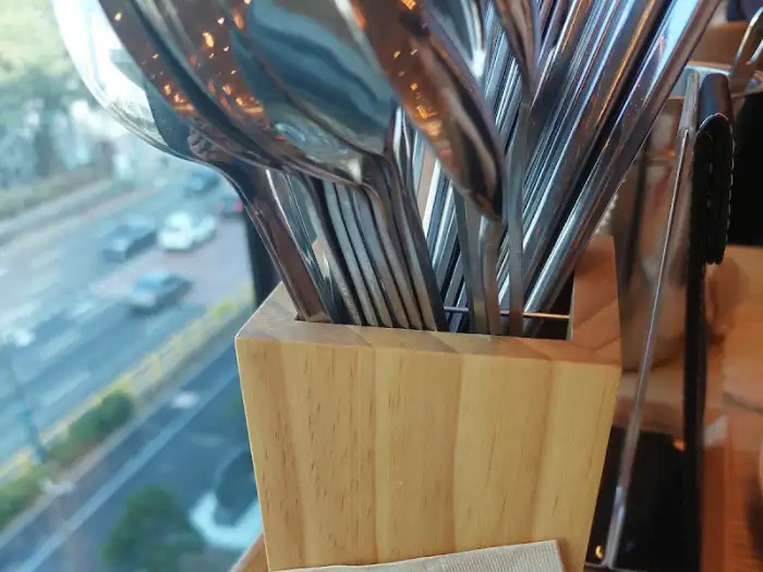 테이블 세팅된 수저통과 창밖 풍경