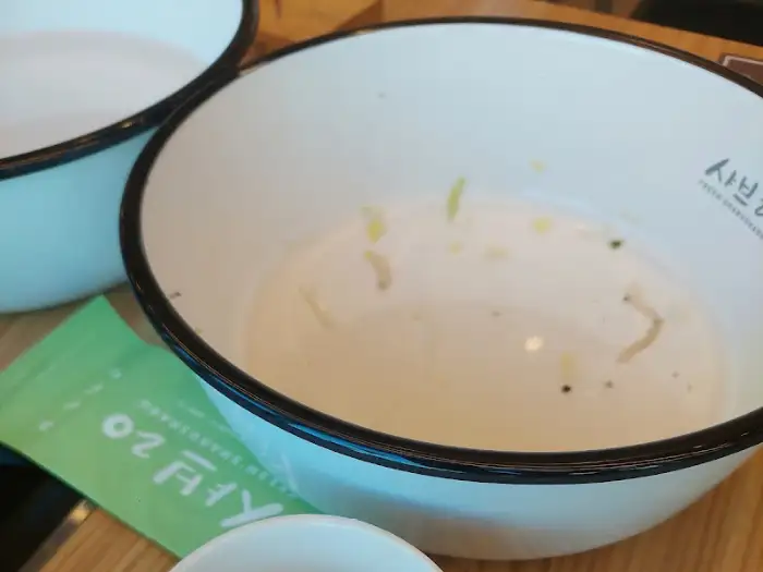 준비된 샤브샤브 육수와 채소