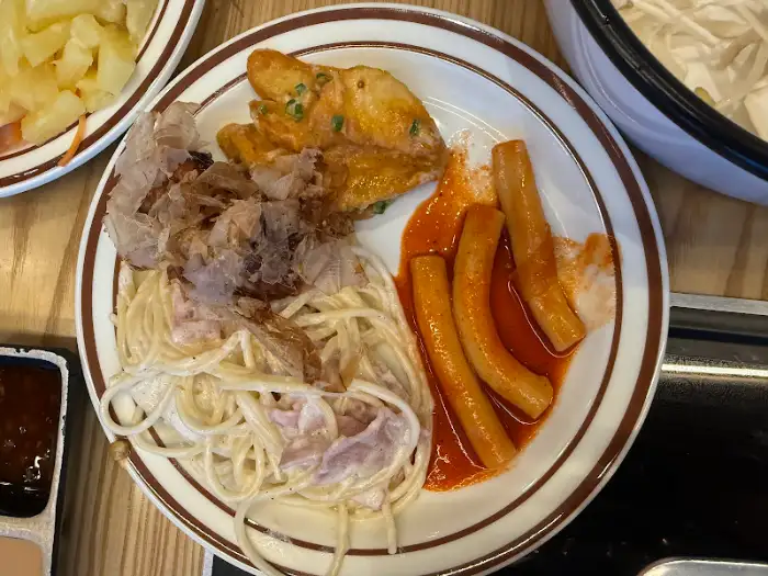떡볶이, 튀김, 파스타 등 퓨전 메뉴