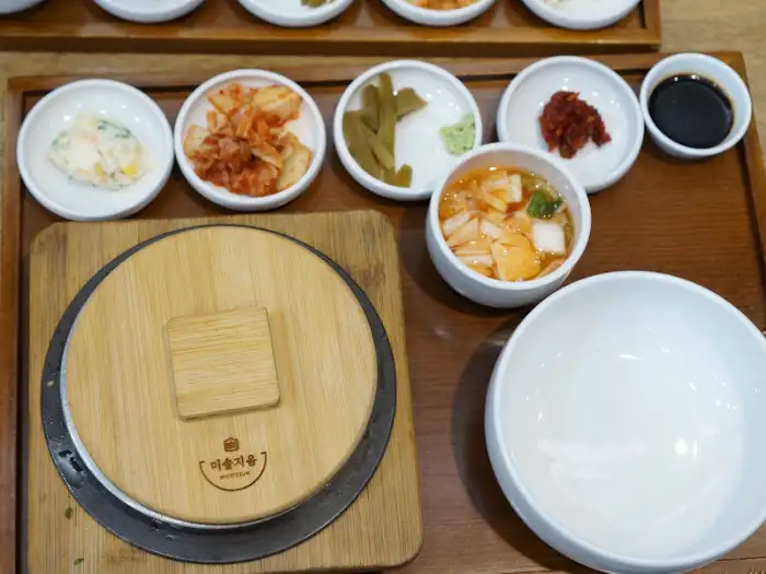 솥밥 뚜껑 덮인 모습