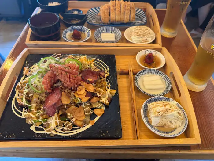 식탁 위에 놓인 두 가지 메인 메뉴와 맥주. 푸짐한 한 상이다.