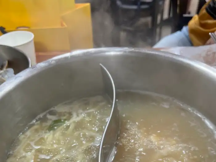 끓고 있는 바지락 칼국수