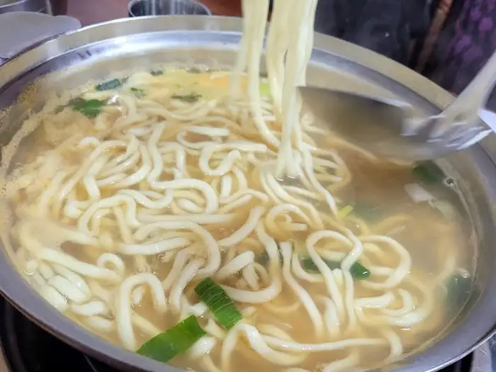 쫄깃한 칼국수 면발