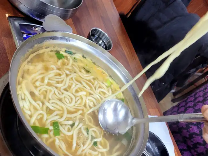 건져 올린 칼국수 면발
