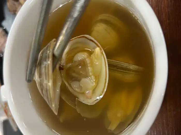 칼국수 국물 속 바지락