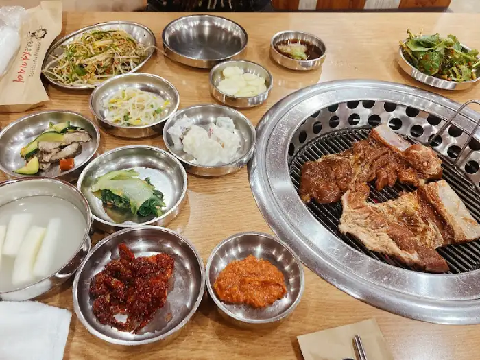 고기 굽는 모습과 밑반찬