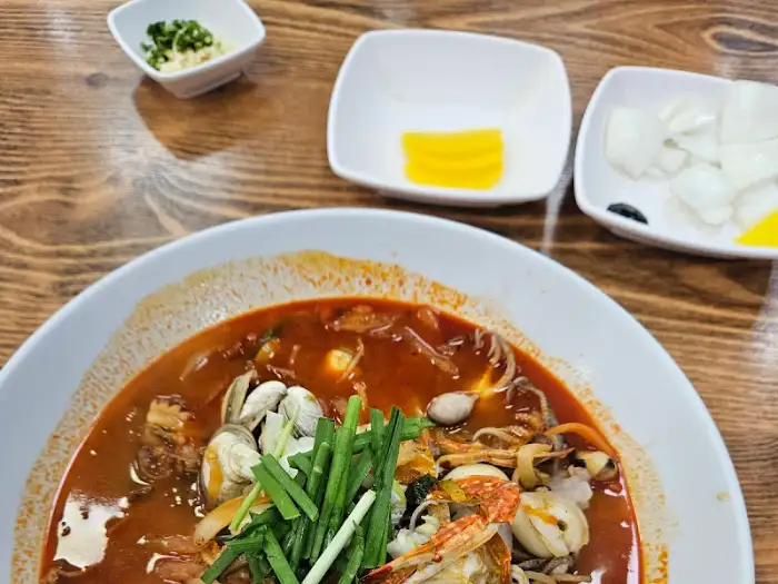 짬뽕과 함께 제공되는 밑반찬과 소스