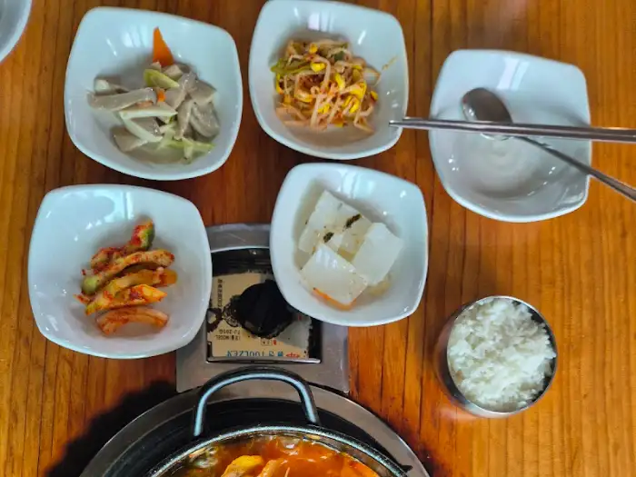정갈하게 차려진 반찬들