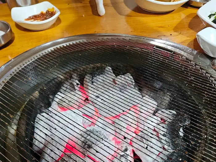 숯불 위 고기