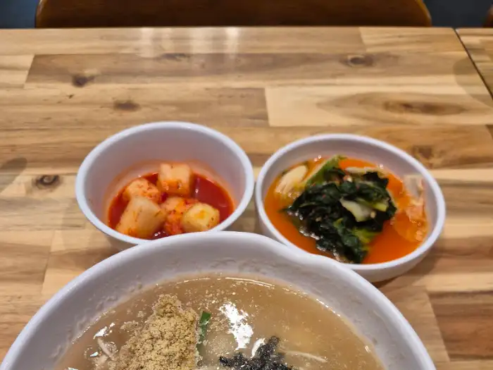 옹심이와 곁들여 나온 김치와 깍두기
