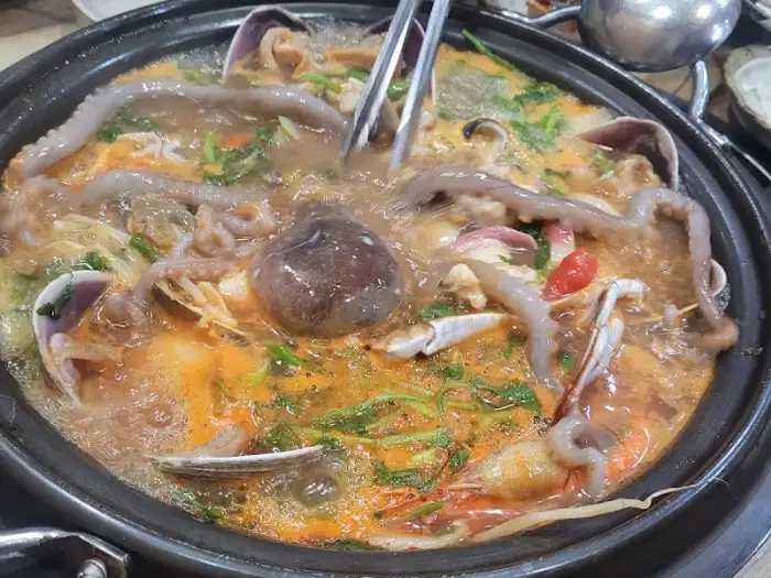 해물탕 끓이는 모습