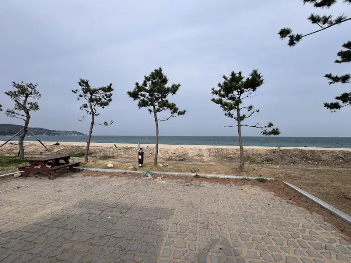 캠핑장 사이트와 바다가 보이는 풍경