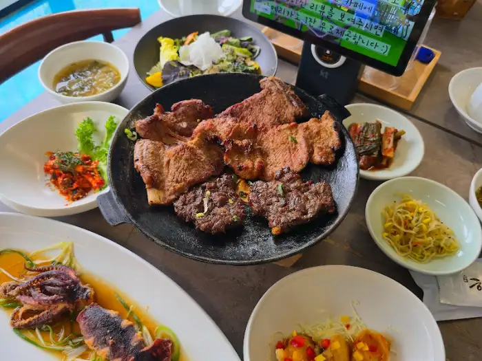 정갈하게 차려진 반찬과 메인 메뉴